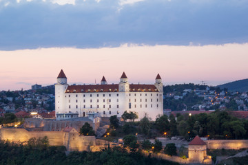 Obraz premium Beautiful view of the Bratislava castle on the banks of the Danube in the old town of Bratislava, Slovakia on a sunny summer day