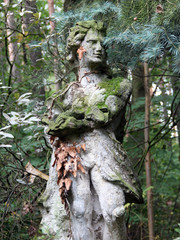 Alte Steinfigur im Wald