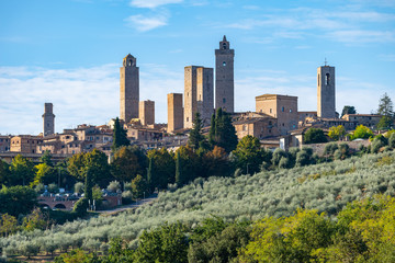 Fototapeta na wymiar San Gimignano, Türme in der toskanischen Landschaft, Italien