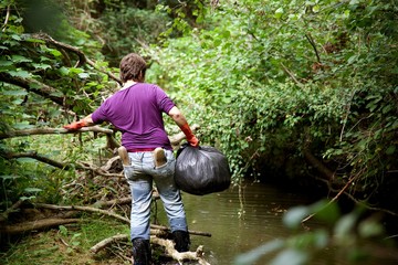 Acte écocitoyen écologie - nettoyage plastique déchet rivière ruisseau - poche poubelle femme 