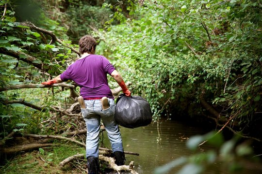 Acte &eacute;cocitoyen &eacute;cologie - nettoyage plastique d&eacute;chet rivi&egrave;re ruisseau - poche poubelle femme 
