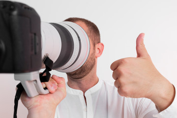 Guy takes selfie on huge telephoto lens and shows thumbs up