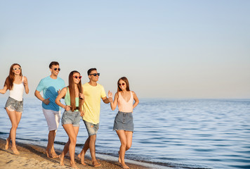 Obraz premium Friends running on sea beach