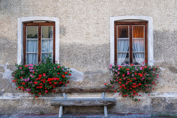 Fototapeta na wymiar Hausfassade, Fenster und Blumenschmuck