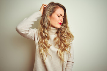 Beautiful woman wearing winter turtleneck sweater over isolated white background confuse and wondering about question. Uncertain with doubt, thinking with hand on head. Pensive concept.