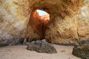 Trou Grotte dans la roche cave paysage Algarve Portugal