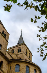 Fototapeta na wymiar Dom zu Trier, Kirchturmspitze von Laub umrahmt