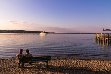 Couple on bench looking at the chiemsse