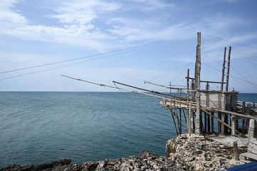 Fototapeta na wymiar Antico trabucco in legno sulla spiaggia di Peschici, sul Gargano