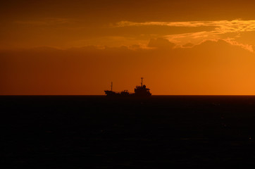 夕焼け　夕日　船　船舶　船のシルエット