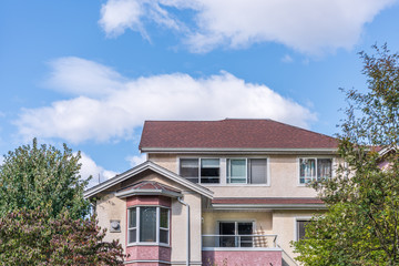 The top of an apartment building with nice windows.