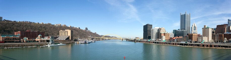 Fototapeta na wymiar Pittsburgh, Pennsylvania cityscape panorama with Allegheny River.