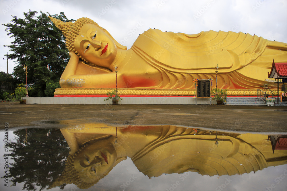 Wall mural statue of buddha