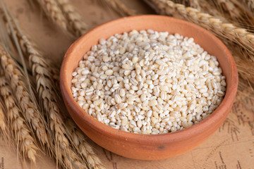 Raw peeled barley grains  (Hordeum vulgare)