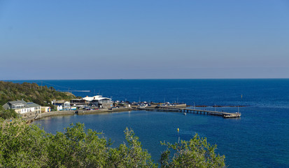 Obraz premium Beach pier with calm sea during sunny day with blue sky