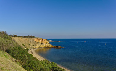Obraz premium Beach with cliffs on sunny day