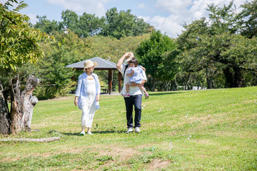 Obraz premium 公園を歩く家族