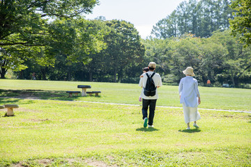 公園を歩く家族
