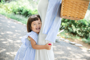 公園で遊ぶ家族のイメージ