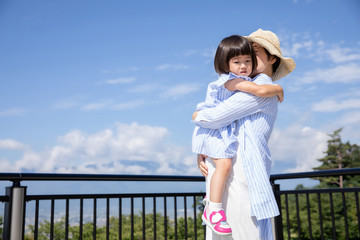 女の子を抱っこするママ