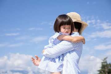 女の子を抱っこするママ