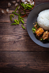 Obraz na płótnie Canvas Thai food, Rice topped with stir fried basil and pork bone.