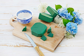 How to make floral arrangement with blue hortensia (hydrangea) and white Queen Anne's lace