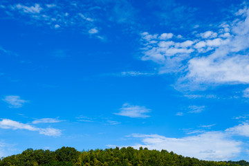 【写真素材】 青空　空　雲　秋の空　背景　背景素材　9月　コピースペース　