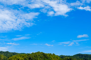 【写真素材】 青空　空　雲　秋の空　背景　背景素材　9月　コピースペース　