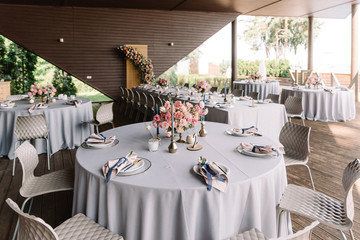 Round banquet table in the restaurant. Modern wedding decor