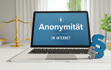 Anonymität im Internet – Recht, Gesetz, Internet. Laptop im Büro mit Begriff auf dem Monitor. Paragraf und Waage. .