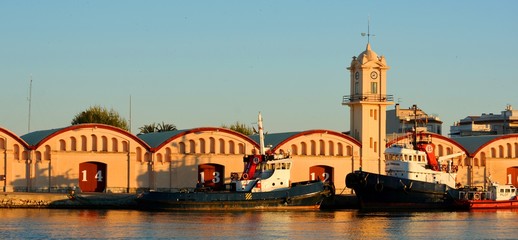 Fototapeta na wymiar Almacenes en un puerto