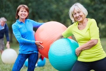 Zwei Senior Frauen mit Gymnastikball
