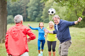 Senior Mann in einem Fußball Spiel