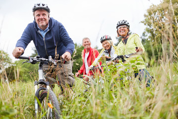 Gruppe Senioren zusammen beim Fahrrad fahren