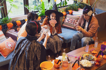 ハロウィンパーティーをする若者グループ