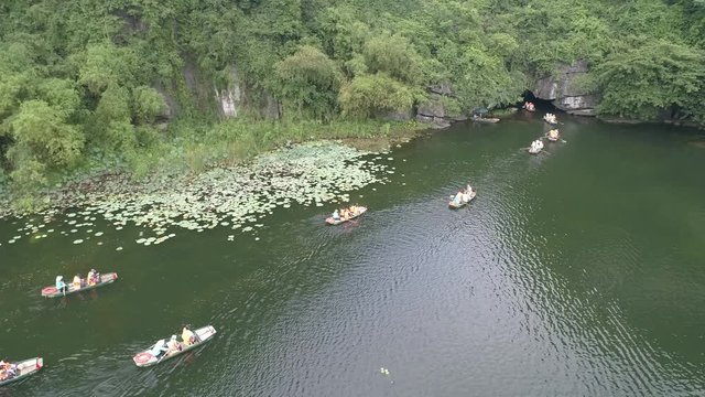Stock 4k: Trang An rowboats cave tours on river and beautiful mountains view, Ninh Binh, Vietnam. Trang An is UNESCO World Heritage Site, famous places in Vietnam,&nbsp;one of the most popular destinations