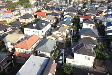 住宅地の町並みと青空