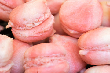 Gros plan sur des macarons à la rose et pistache rose et de couleur rose fabrication artisanale et traditionnelle de Provence sud de la France
