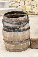 Fototapeta premium Fabrication traditionnelle et artisanale de tonneau à vin par un maître tonnelier dans le sud de la France en Provence bois et métal