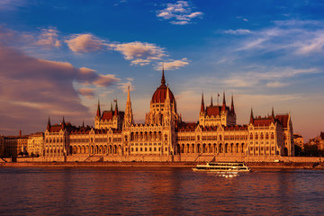 Fototapeta premium Budapest Parliament and river
