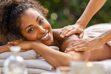 Schilderijen op glas Black woman relaxing during spa massage © Rido