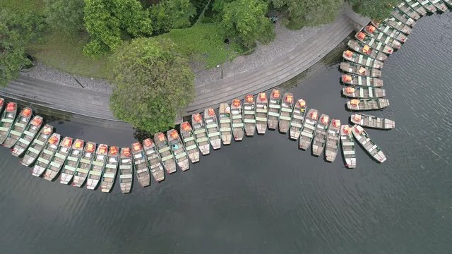 Stock 4k: Trang An rowboats cave tours on river and beautiful mountains view, Ninh Binh, Vietnam. Trang An is UNESCO World Heritage Site, famous places in Vietnam,&nbsp;one of the most popular destinations