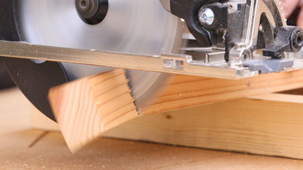 電動のこぎりで木材を切断