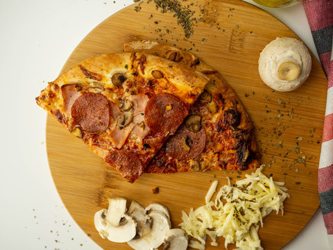 Kawałki pizzy z dodatkami. Domowe gotowanie. Widok z g&oacute;ry.