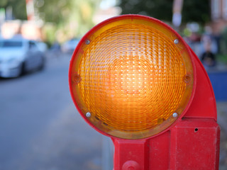 Construction site shut-off with a construction site warning light