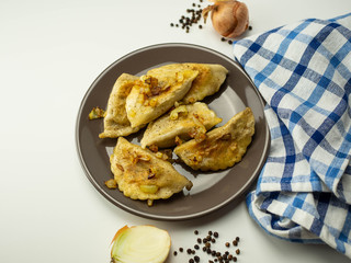 Pierogi z mięsem i smażoną cebulką. Zbliżenie.