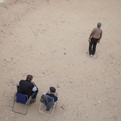 Je tire ou je pointe : le joueur de pétanque hésite
