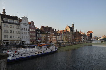Żuraw nad Motławą , Motława Gdańsk , Domy nad Motławą ,Stare miasto Gdańsk , starówka Gdańsk , Gdańsk , architektura Gdańsk , architektura, house of god, wieza, budowa, europa, zamek, stary, katedra,  © Szymon
