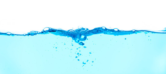 Water splash met bubbels on white background.
